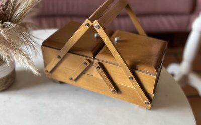 Boîte à Couture Vintage en Bois – Élégance et Praticité